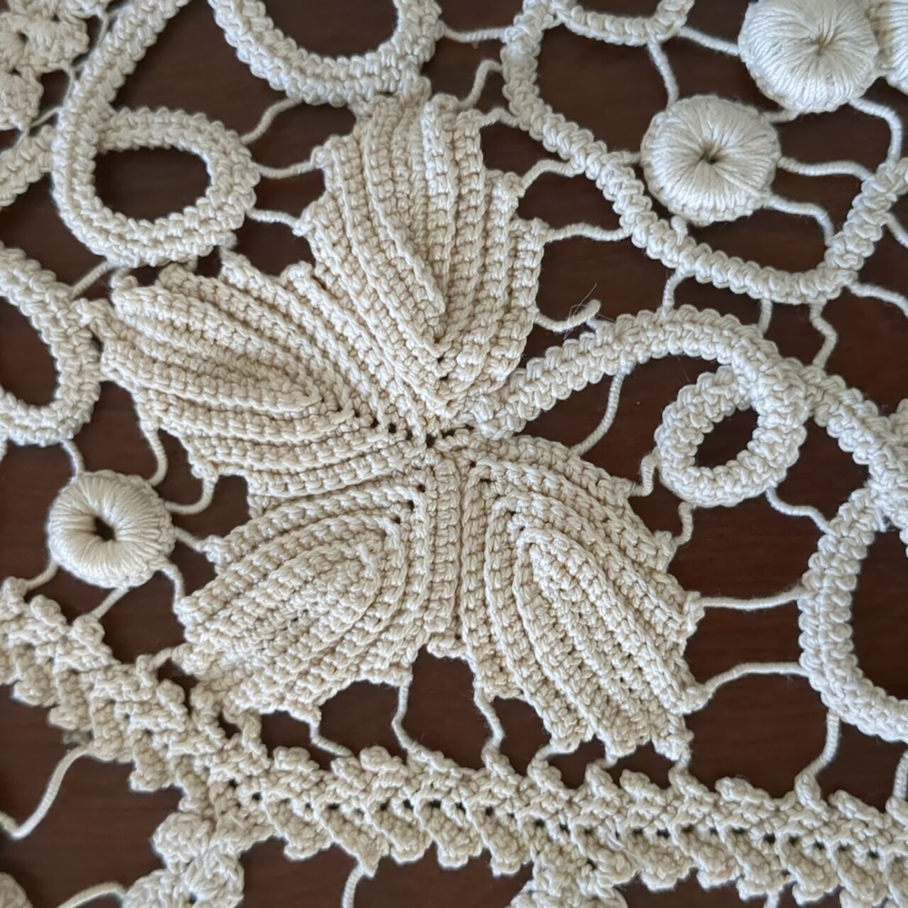 Grape 🍇 vine doily, handmade in Romania - Picture 3 of 10